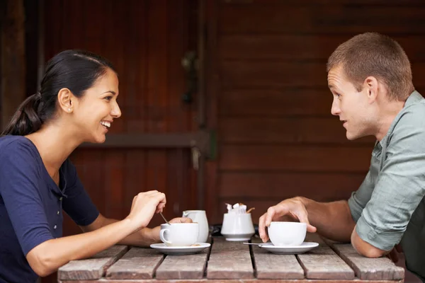 手を握ってもいいですか 二人の若い大人がコーヒーを飲みながらおしゃべりする — ストック写真