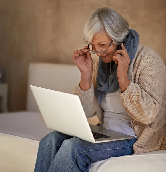 Sprawdzam Moje Maile Starsza Kobieta Komórce Podczas Korzystania Laptopa Domu — Zdjęcie stockowe