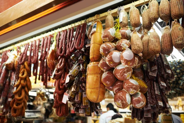 Mercado Amantes Carne Salsichas Secas Salame Pendurado Ganchos Uma Banca — Fotografia de Stock