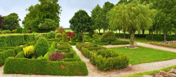 景観教会の敷地 デンマークの美しい教会庭園 — ストック写真