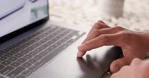Männerhände Laptop Tastatur Und Internet Website Recherche Über Die Arbeit — Stockvideo