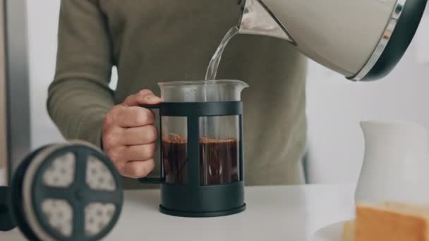 Espresso Kaffee Und Französische Presse Mit Mann Der Wasser Für — Stockvideo