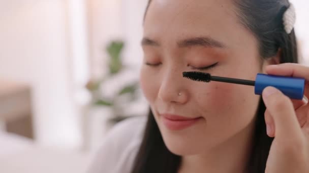 Trucco Ciglia Artista Bellezza Con Persona Asiatica Applicare Prodotto Mascara — Video Stock
