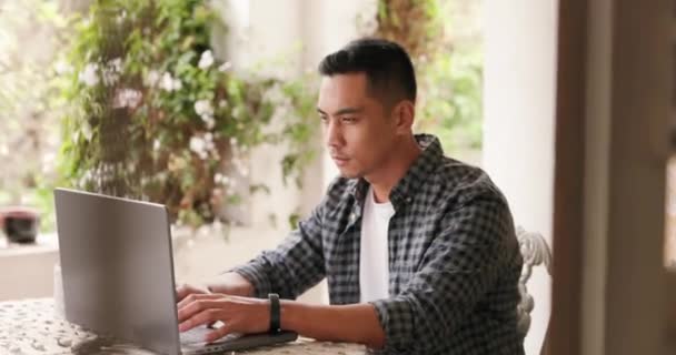 Asiatisk Man Bärbar Dator Och Seo Frilansare För Webbdesign Programmering — Stockvideo