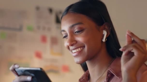 Fones Ouvido Mulher Telefone Música Para Pausa Dança Descanso Trabalhar — Vídeo de Stock