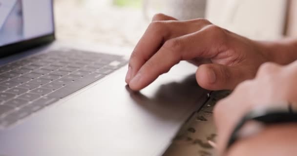 Man Handen Laptop Toetsenbord Internet Onderzoek Het Werk Van Thuiskantoor — Stockvideo