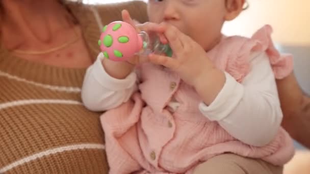 Bebê Mordendo Brinquedo Ligação Familiar Com Mãe Amorosa Carregando Menina — Vídeo de Stock