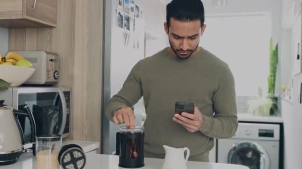 Aziatische Man Koffie Telefoon Eigen Keuken Ontspannen Een Huis Voor — Stockvideo