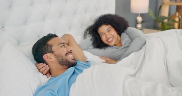 Pareja Despertando Dormitorio Feliz Con Colchón Lujo Bienes Raíces Hospitalidad — Vídeos de Stock