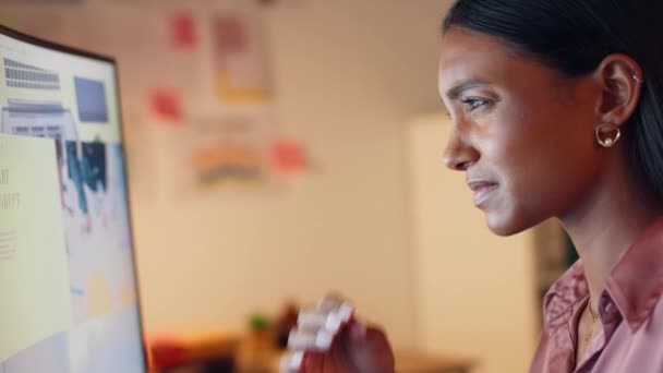 Stress Ångest Och Utbrändhet Indiska Kvinna Arbetar Natten Kontorsdator Med — Stockvideo