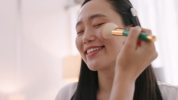 Soins Peau Brosse Maquilleuse Travaillant Sur Une Cliente Professionnelle Asiatique — Video