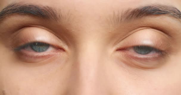Синий Глаз Зрение Зрение Женщины Связаны Оптологии Здоровья Здоровья Глядя — стоковое видео