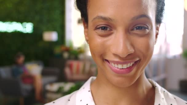Mujer Negra Feliz Sonrisa Cara Éxito Visión Puesta Marcha Negocios — Vídeo de stock