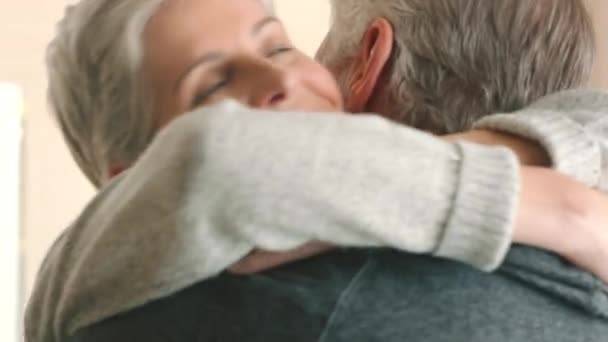 Αγάπη Σπίτι Και Ζευγάρι Αγκαλιάζονται Μαζί Ρομαντισμό Ενότητα Και Συνεργασία — Αρχείο Βίντεο