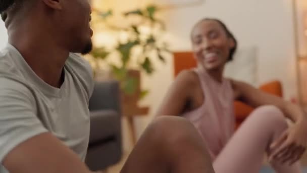 Yoga Fitness Esneyen Bir Çifti Gülümseyerek Oturma Odasında Görmek Zen — Stok video