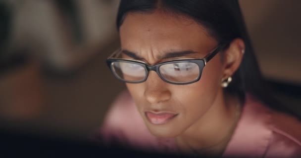 Nacht Laptop Verwarde Vrouw Met Bril Lezen Zakelijke Mail Financieel — Stockvideo