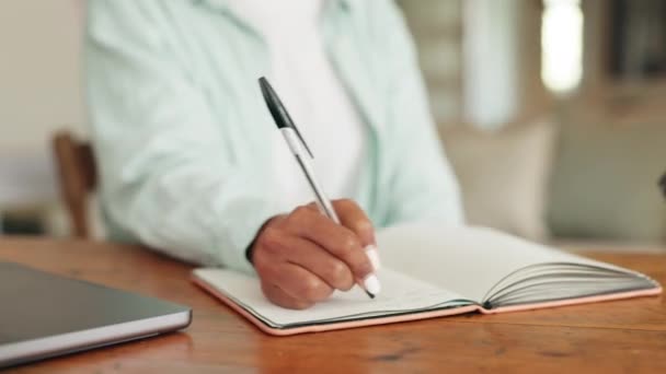 Manos Escritura Cuaderno Con Bolígrafo Mano Una Mujer Influencer Transmitiendo — Vídeo de stock