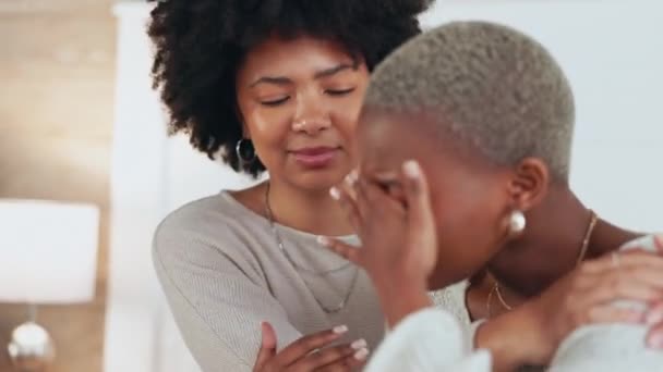 Skilsmässa Stöd Depression Gråt Och Vänner Talar Psykiska Hälsoproblem Frustrerad — Stockvideo