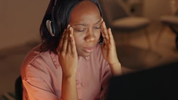 Crm Kadın Internet Çalışanlarının Müşteri Desteği Baş Ağrısı Stresi Çözmek — Stok video