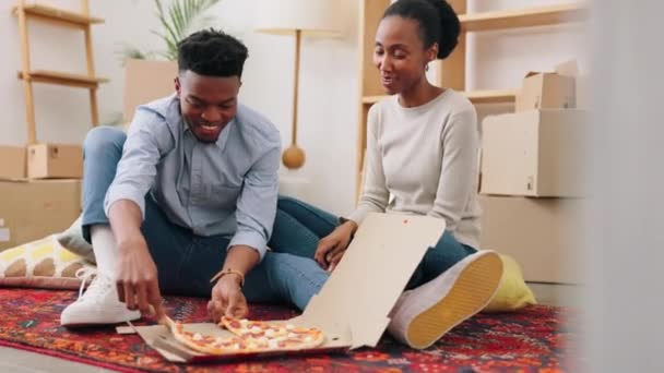 Coppia Felice Con Pizza Trasferirsi Una Nuova Casa Insieme Mangiare — Video Stock