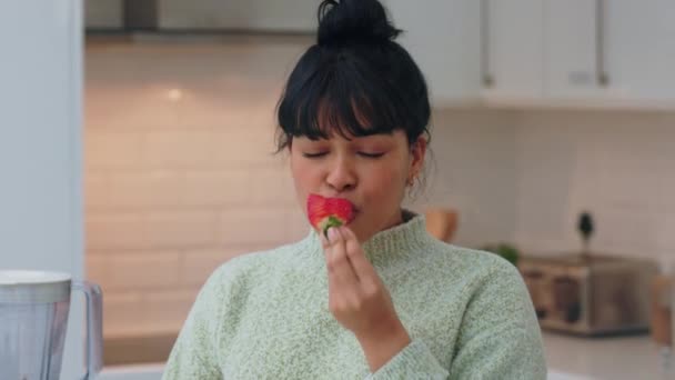 Mulher Cozinha Feliz Enquanto Come Morango Frutas Alimentos Saudáveis Para — Vídeo de Stock