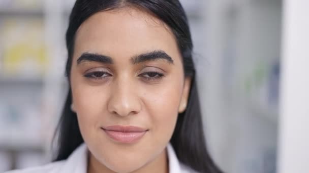 Eczanede Gülümseyen Bir Kız Yakın Plan Portrede Gülen Bir Yüzle — Stok video