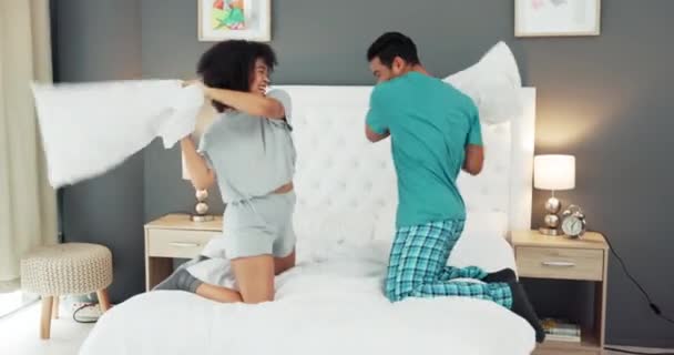 快乐的夫妻 爱和枕头在床上打斗 早上在卧室 房子或家里 浪漫的男人和女人玩垫子 玩得开心 笑得开心 — 图库视频影像