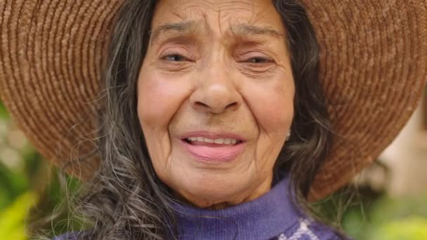 Szczęśliwa Starsza Kobieta Portret Emerytalny Park Ogród Lub Dom Opieki — Wideo stockowe