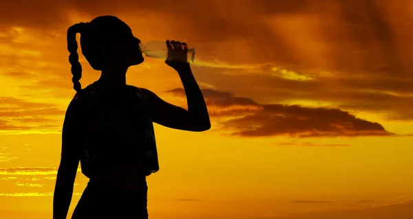 Sombra Puesta Sol Silueta Mujer Bebiendo Agua Para Correr Maratón —  Fotos de Stock