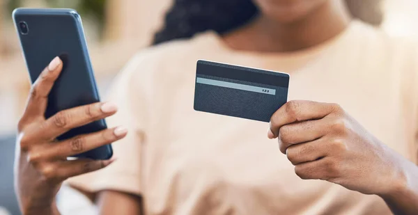Μαύρη Γυναίκα Τηλέφωνο Χρησιμοποιεί Πιστωτική Κάρτα Για Ψηφιακές Ηλεκτρονικές Αγορές — Φωτογραφία Αρχείου