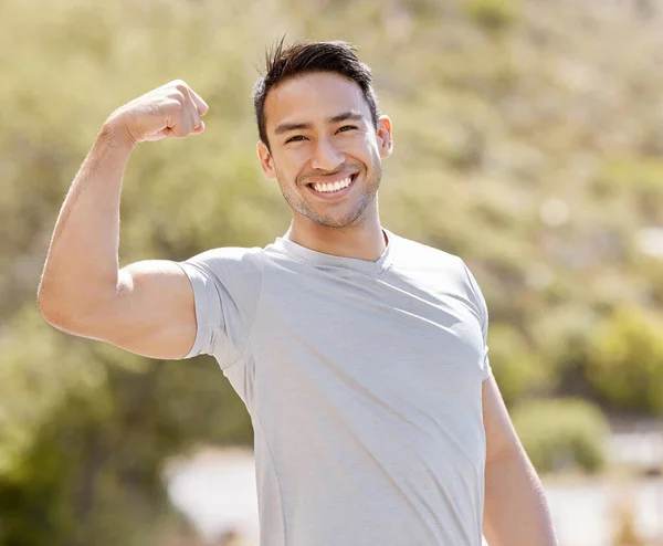 Fitness Natur Och Man Som Spänner Biceps Med Ett Leende — Stockfoto