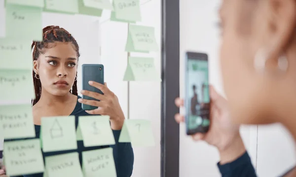 Triste Ansiedade Mulher Espelho Com Telefone Para Fotografia Reflexão Pensativa — Fotografia de Stock