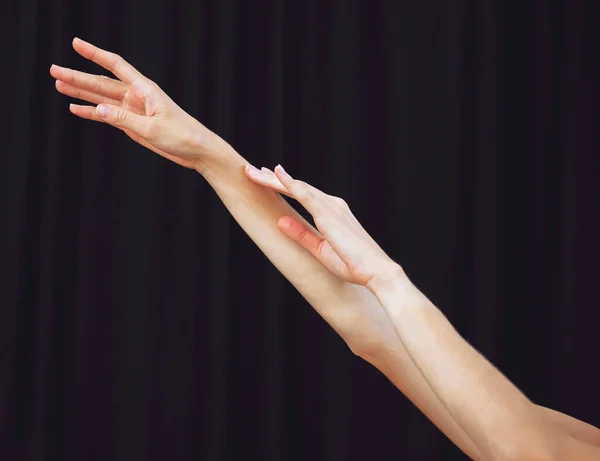 Kadın Bale Tiyatro Stüdyo Tiyatro Sahne Eğitimi Performansında Siyah Arka — Stok fotoğraf