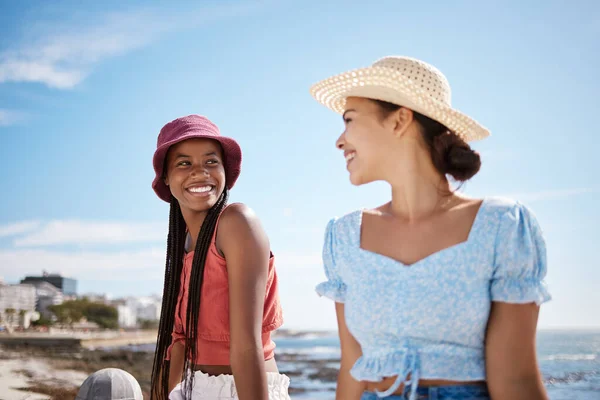 Καλοκαίρι Ταξίδια Και Φίλες Στην Παραλία Για Χαλαρώσετε Μόδα Καπέλο — Φωτογραφία Αρχείου