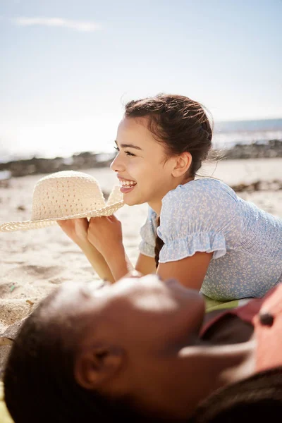 Pláž Opalování Dívka Přátelé Relaxovat Společně Slunném Slunečním Letním Dni — Stock fotografie