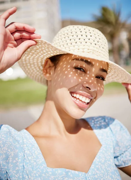 Feliz Verão Uma Mulher Férias Com Chapéu Sorriso Rosto Sol — Fotografia de Stock