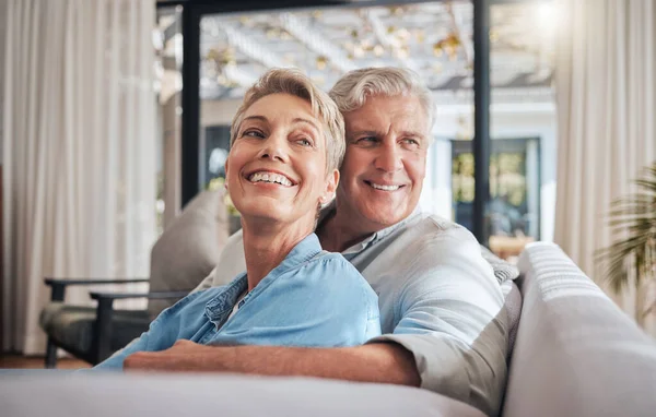 Amor Casal Aposentadoria Com Uma Mulher Sênior Homem Sofá Para — Fotografia de Stock