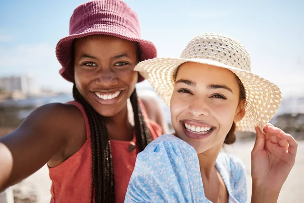Glimlach Selfie Vrienden Vrouwen Vakantie Vakantie Meisjes Zomervakantie Buiten Natuur — Stockfoto