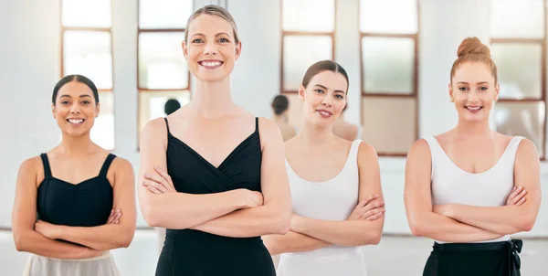 Clase Ballet Escuela Baile Mujeres Retrato Sonrisa Felicidad Brazos Cruzados —  Fotos de Stock