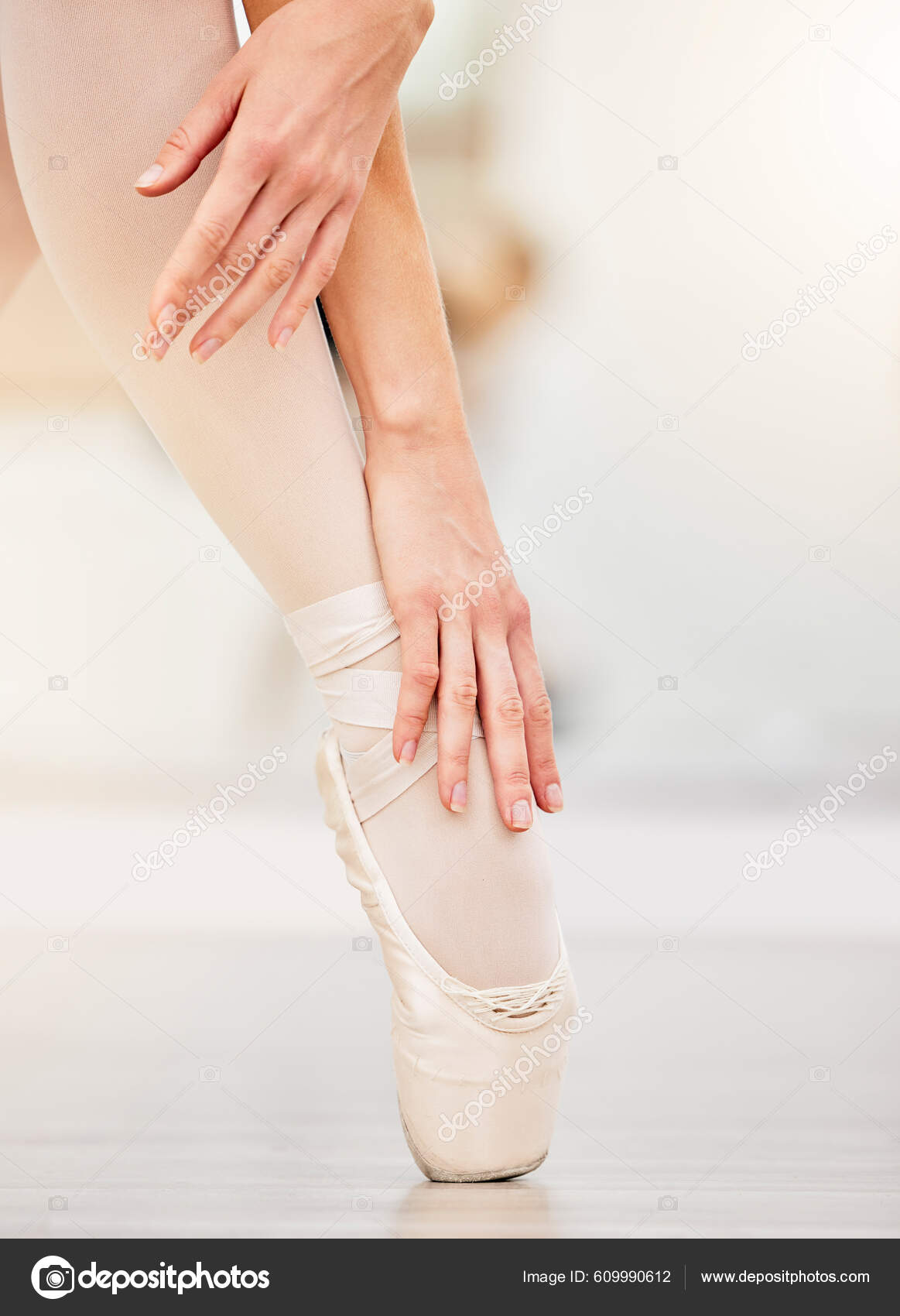 Ballet Danza Zapatos Mujer Piso Estudio Estirándose Para Arte Clase:  fotografía de stock © PeopleImages.com #609990612