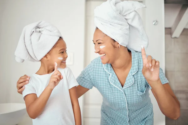 Mor Barn Och Hudvård Ansiktskräm Kosmetika Badrummet Hemma Efter Dusch — Stockfoto