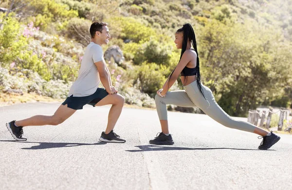 Treinamento Fitness Casal Interracial Natureza Uma Estrada Fazendo Trecho Treino — Fotografia de Stock