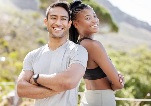自然和形象的夫妇在户外训练充满了精力 动力和快乐 微笑和运动的朋友们准备好了积极 健康和健康的生活方式来进行锻炼或锻炼 — 图库照片