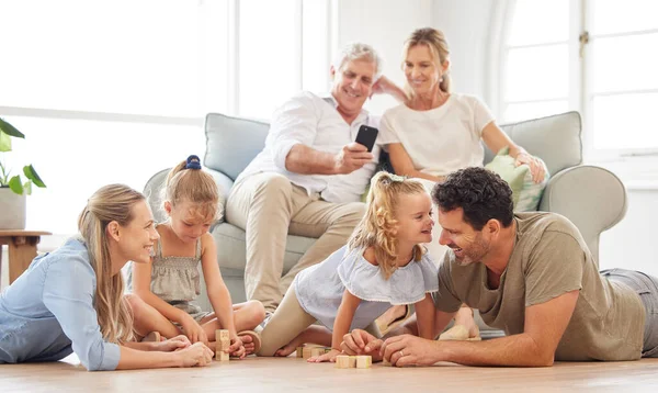 Ευτυχισμένη Οικογένεια Χαλαρώστε Και Παίξτε Ένα Σαλόνι Δεθείτε Και Μιλήστε — Φωτογραφία Αρχείου