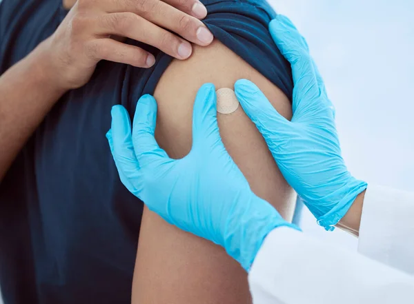 Bandhulp Handen Vaccininjectie Voor Covid Griep Wereldwijd Virus Het Ziekenhuis — Stockfoto