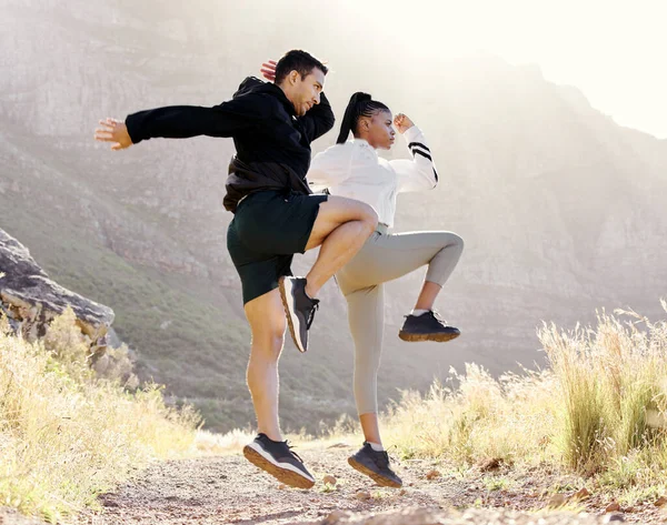 Paar Fitness Oefeningen Het Los Angeles Park Stretching Body Outdoor — Stockfoto