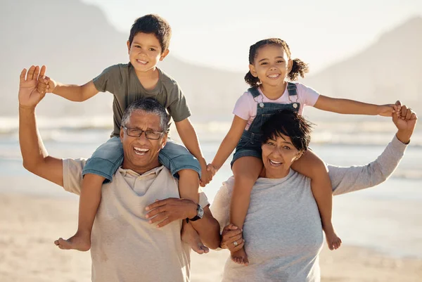 Großeltern Kinder Und Familienporträt Strandurlaub Sommerurlaub Und Gemeinsam Entspannen Aufgeregt — Stockfoto