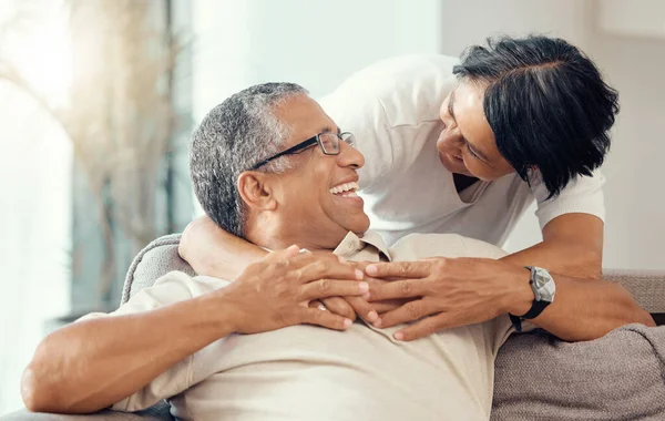 Liefde Seniorenpaar Knuffel Terwijl Lacht Een Band Smeert Een Romantisch — Stockfoto