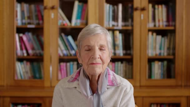 Bibliothek Seniorin Und Trauriges Porträt Während Sie Ihr Persönliches Trauerproblem — Stockvideo