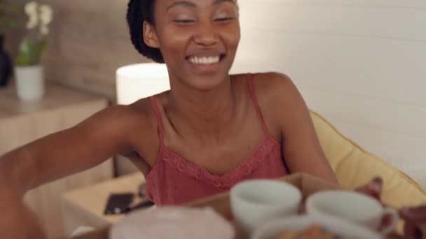 Śniadanie Łóżko Para Mężczyzną Kobietą Całującymi Się Rocznicę Albo Urodziny — Wideo stockowe